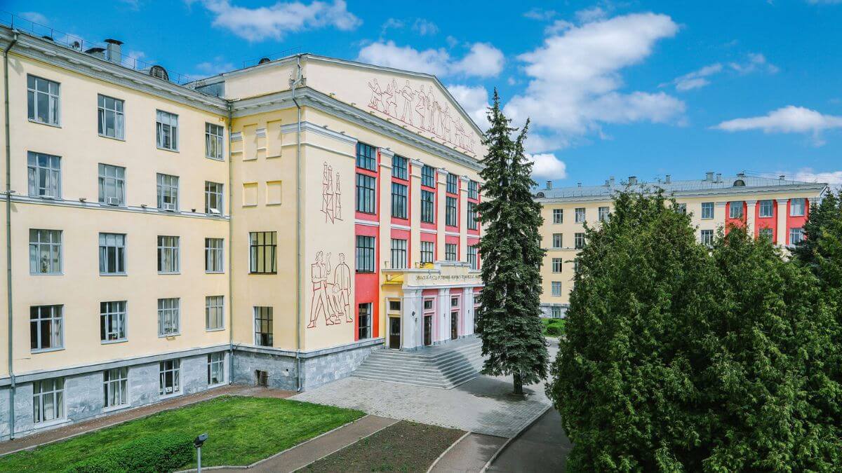 Khuôn viên rộng lớn của trường Đại học Công nghệ Dầu khí Ufa