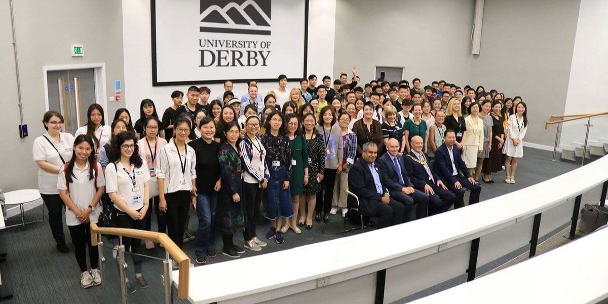 Trường Đại học Derby luôn chào đón mọi sinh viên đến tham gia học tập