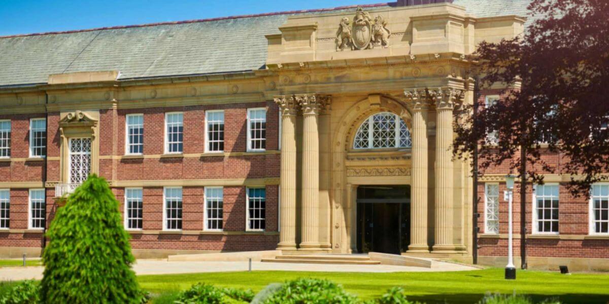 Khuôn viên rộng lớn, xanh mát của trường Đại học Edge Hill