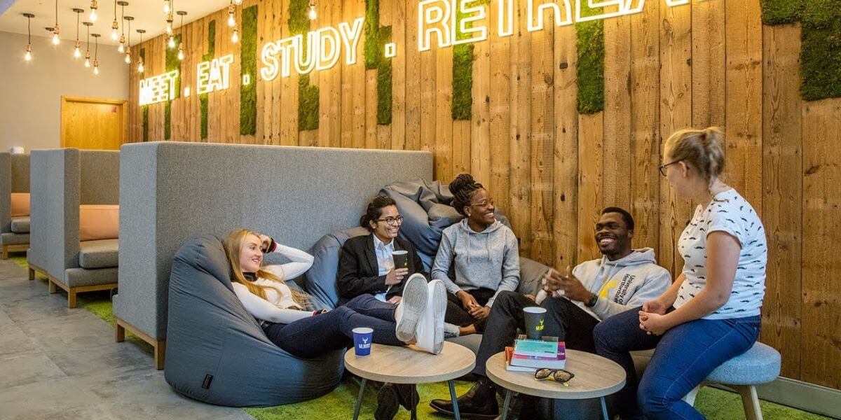 Trường Đại học Hertfordshire luôn chào đón mọi sinh viên đến học tập và trải nghiệm