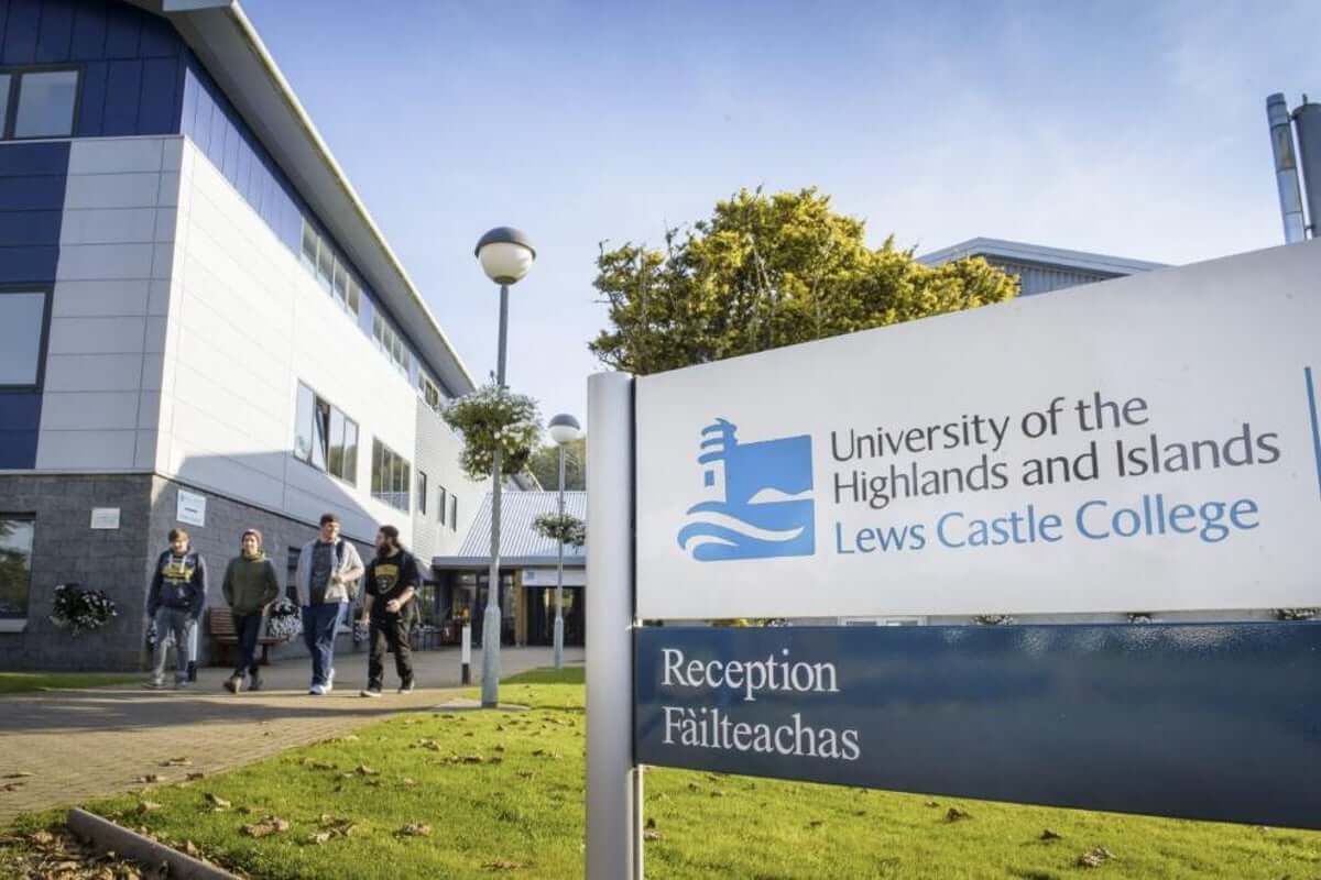 Trường Đại học Highlands và Islands là ngôi trường nổi tiếng về chất lượng đào tạo ở Anh