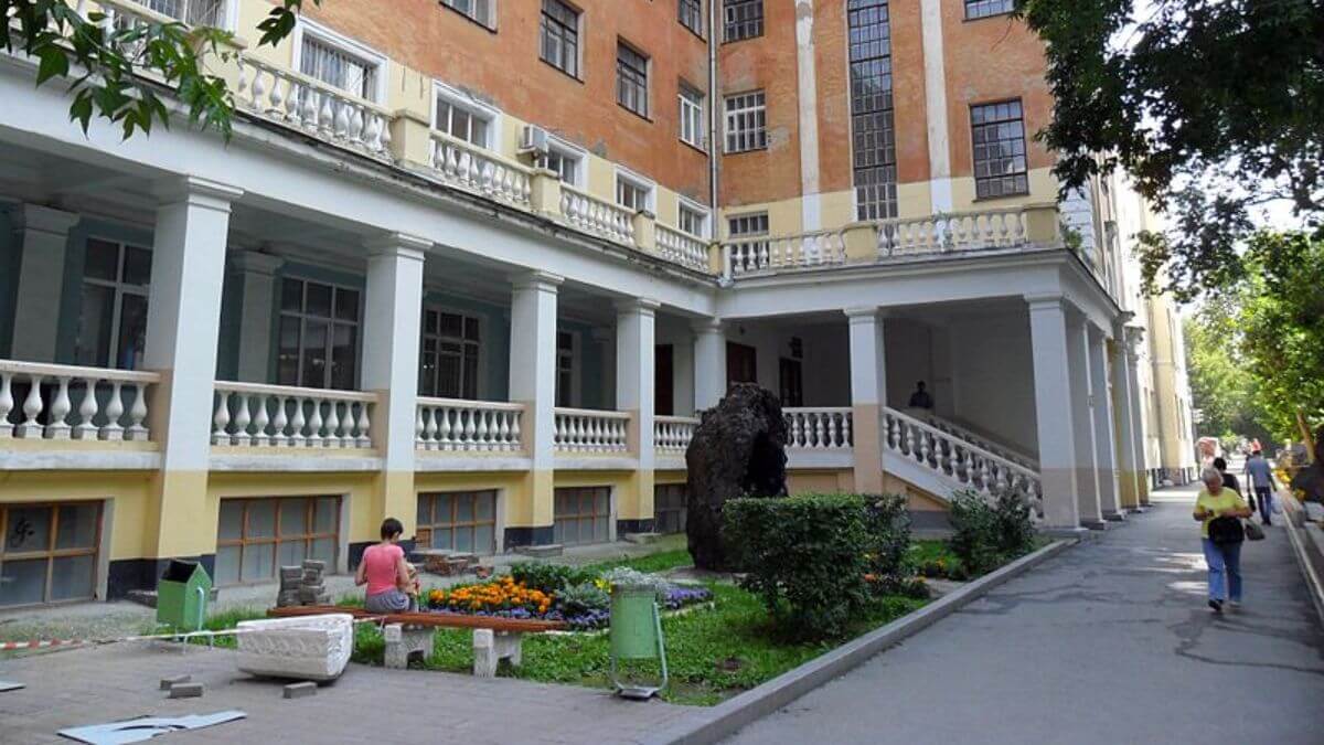 Khuôn viên rộng lớn của trường Đại học Khai thác bang Ural