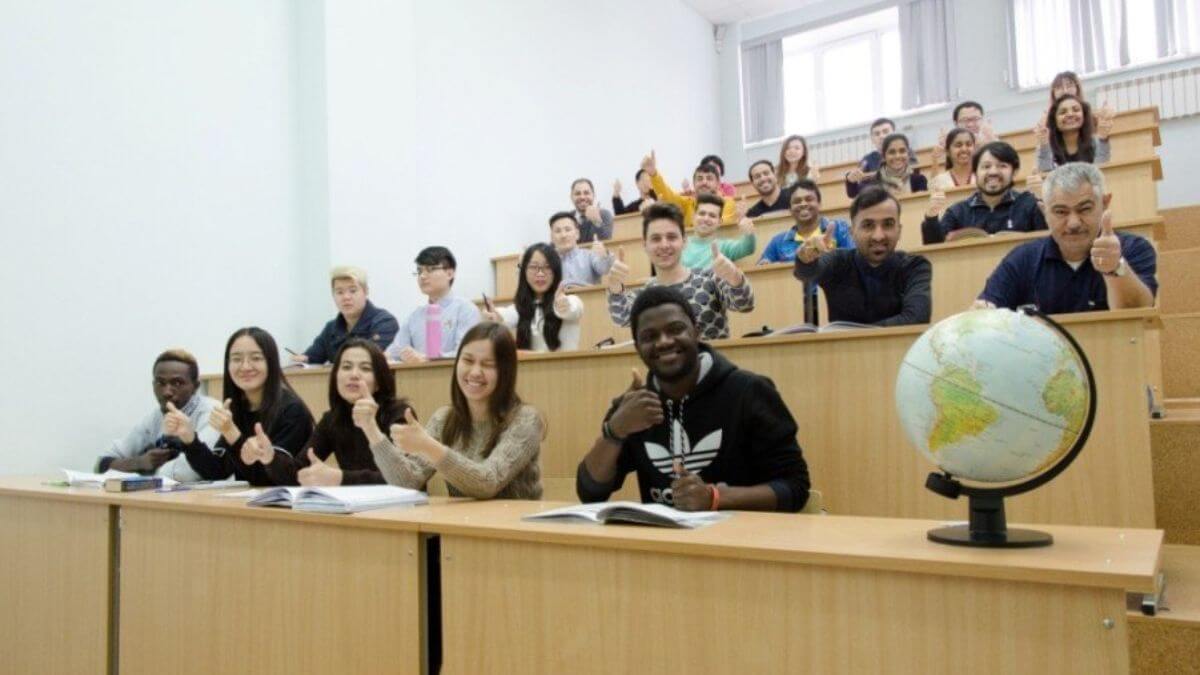 Sinh viên sẽ được hòa mình vào bầu không khí học tập thân thiện khi đến với Đại học Khai thác bang Ural