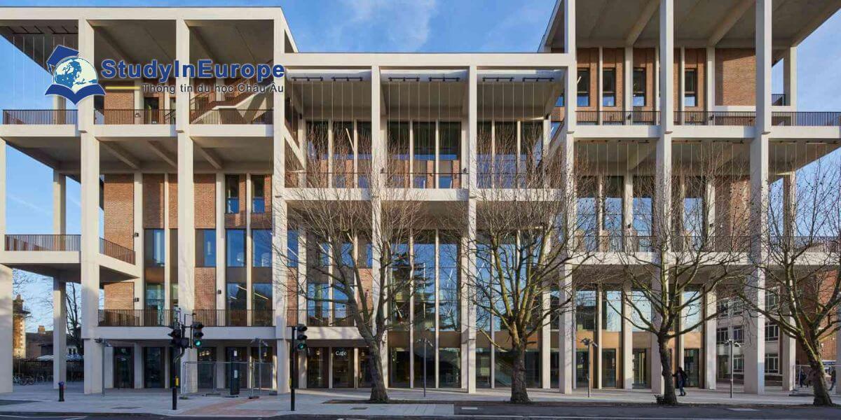 Review Trường Đại học Kingston (Kingston University)