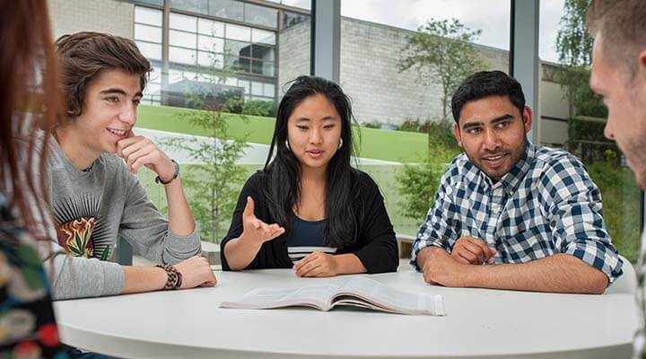 Bầu không khí học tập tích cực tại trường Đại học Kingston