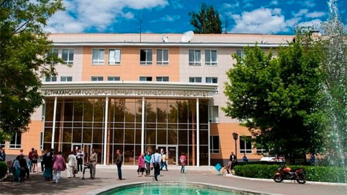 Khuôn viên rộng lớn của trường Đại học Kỹ thuật Quốc gia Astrakhan