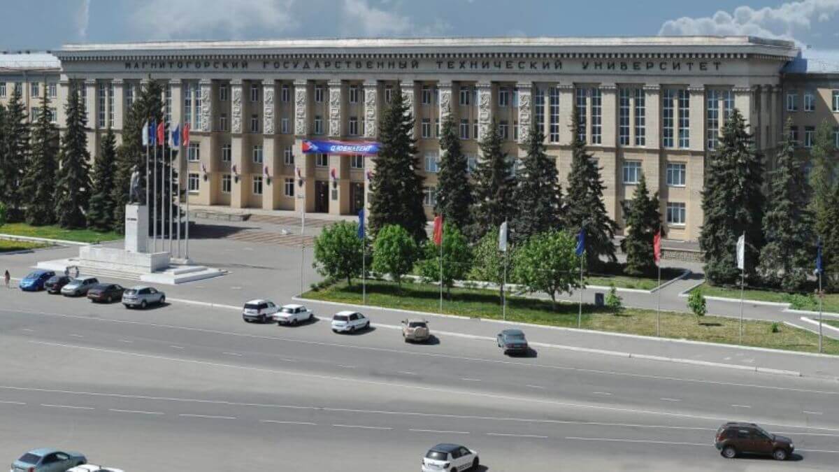 Khuôn viên rộng lớn của trường Đại học Kỹ thuật Quốc gia Magnitogorsk