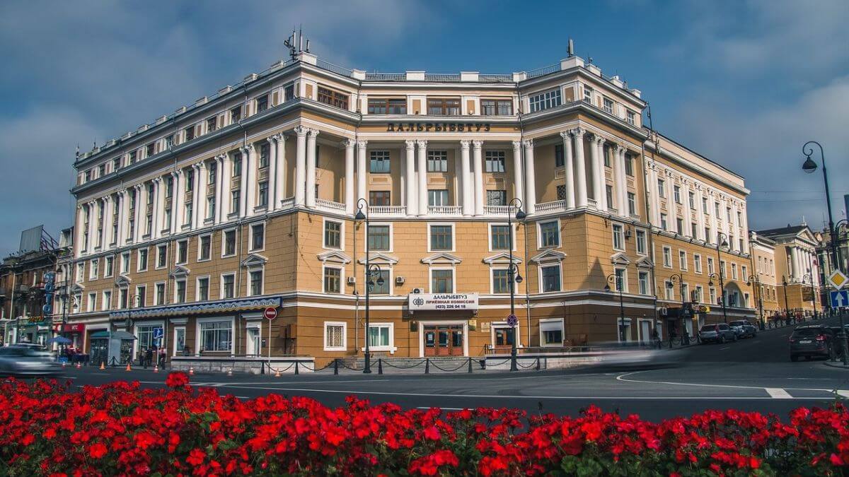 Khuôn viên rộng lớn của trường Đại học Kỹ thuật Thủy sản Viễn Đông