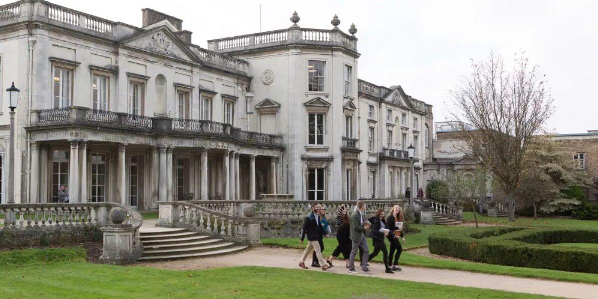 Trường Đại học Roehampton là ngôi trường có uy tín cao tại Anh
