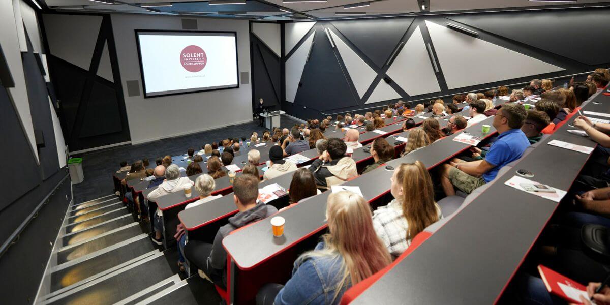 Trường Đại học Solent luôn tạo điều kiện thuận lợi để sinh viên học tập và nghiên cứu