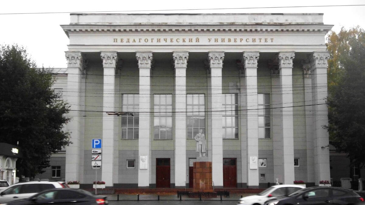 Khuôn viên của trường Đại học Sư phạm Quốc gia Chelyabinsk