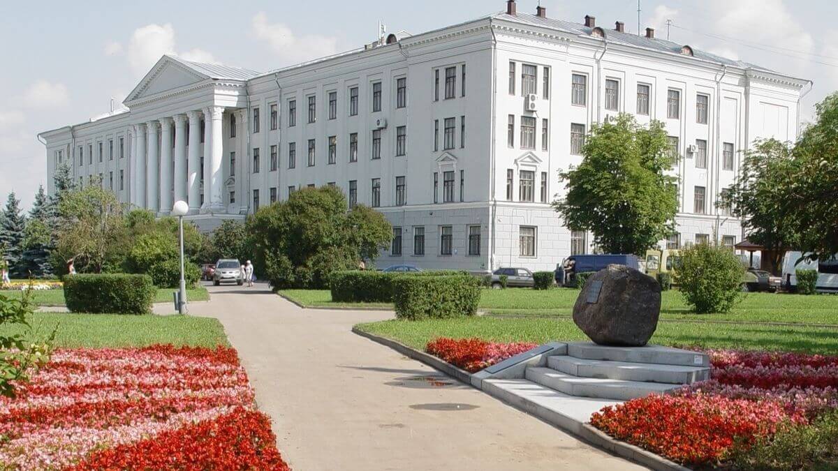 Khuôn viên của trường Đại học Sư phạm Quốc gia Pskov