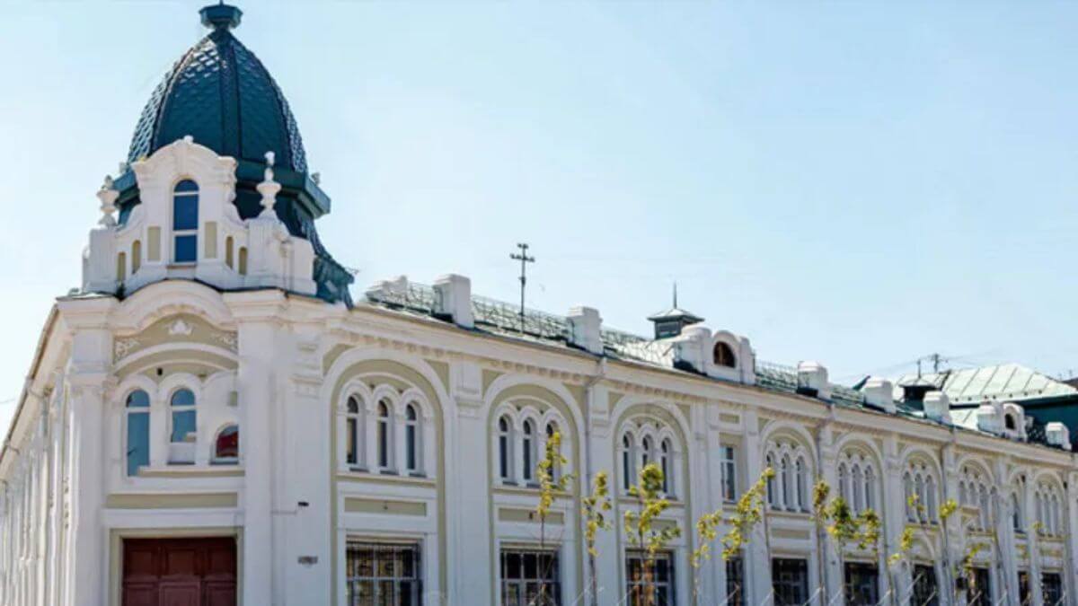 Khuôn viên mang nét đẹp cổ kính của trường Đại học Y khoa bang Omsk