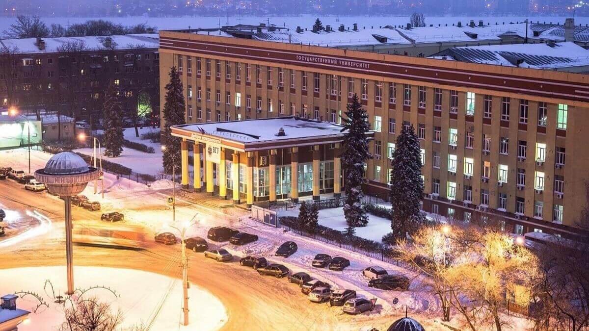 Khuôn viên rộng lớn của trường Đại học Y khoa Quốc gia Voronezh