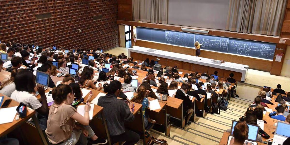 Sinh viên sẽ được hòa mình vào bầu không khí học tập tích cực khi đến với trường Đại học Lumière Lyon 2