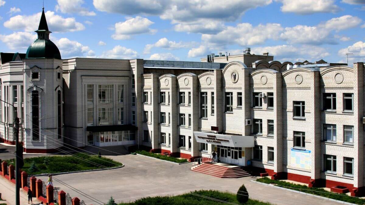 Khuôn viên rộng lớn của trường Đại học bang Bunin Yelets