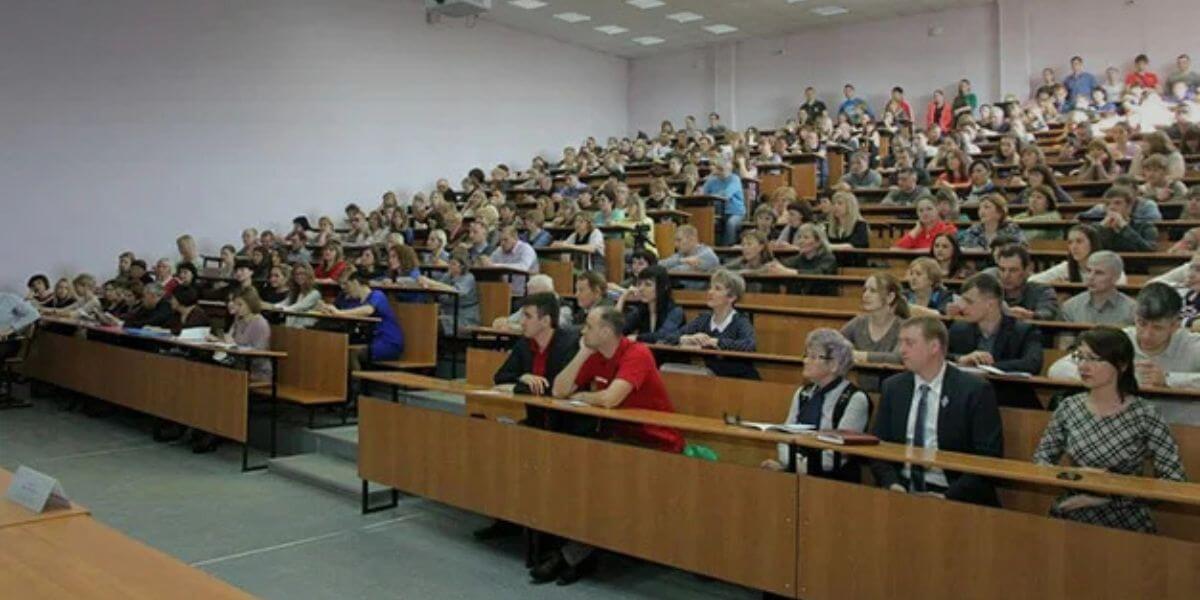 Nhiều sinh viên đã đến đăng ký học tập tại trường Đại học bang Kemerovo