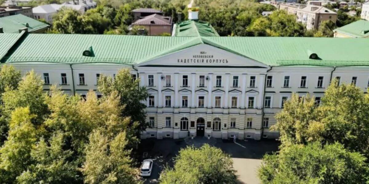 Khuôn viên rộng lớn của trường Đại học bang Orenburg