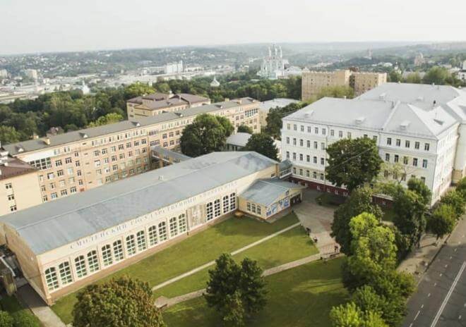 Khuôn viên rộng lớn của trường Đại học bang Smolensk