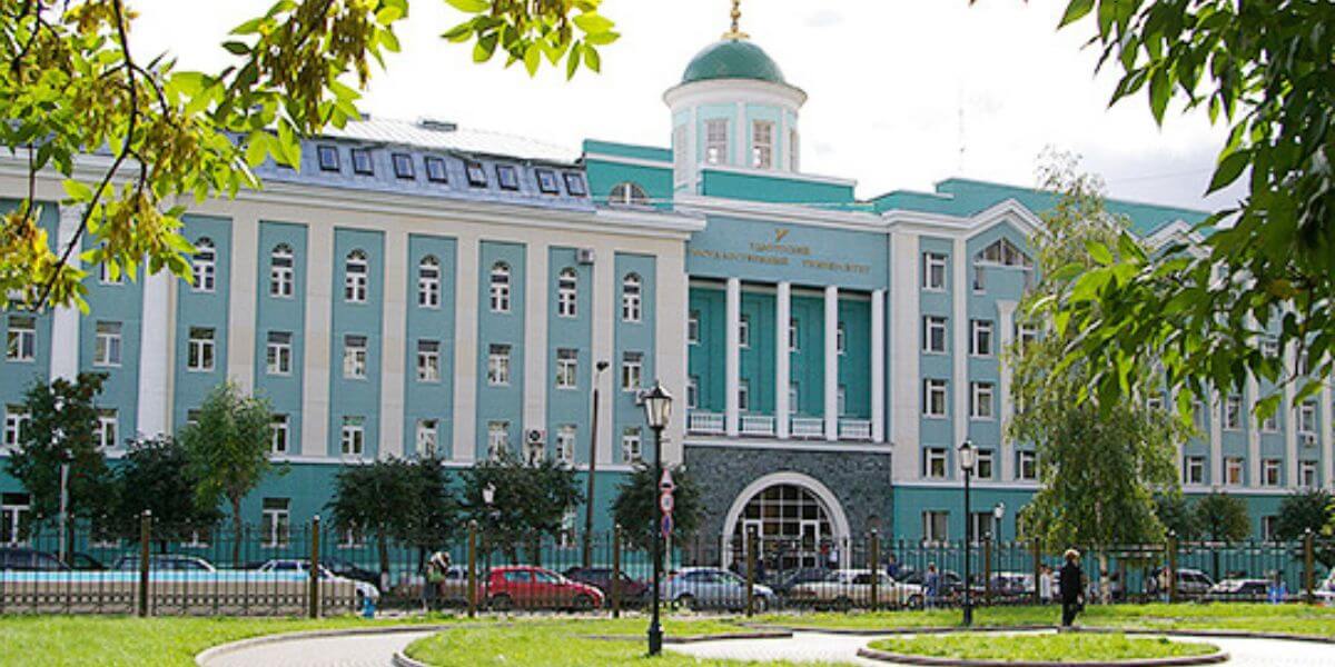 Khuôn viên xanh mát của trường Đại học bang Udmurt