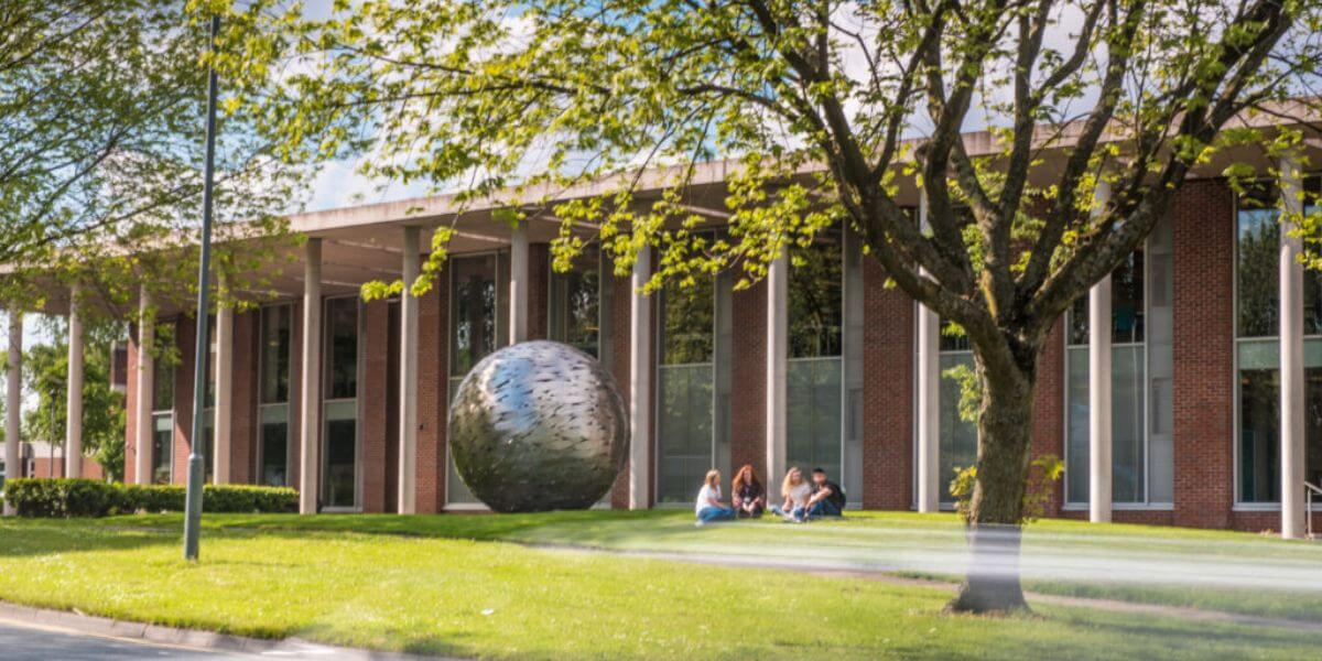 Khuôn viên xanh của trường Đại học Birmingham Newman