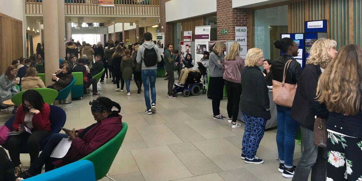 Nhiều sinh viên từ khắp nơi đăng ký học tập tại trường Đại học Birmingham Newman