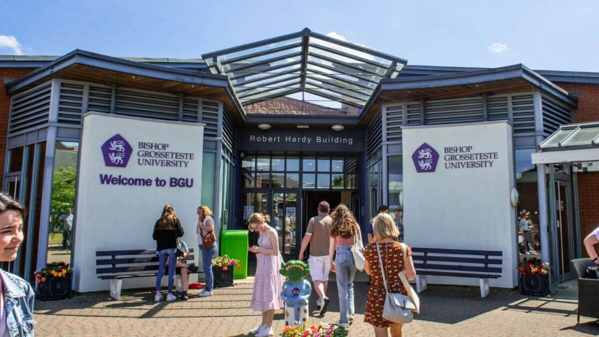 Trường Đại học Bishop Grosseteste luôn chào đón mọi sinh viên đến tham gia học tập