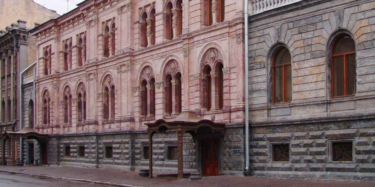 Trường Đại học Châu Âu tại Saint Petersburg là nơi nổi tiếng với việc đào tạo trong lĩnh vực xã hội, nhân văn