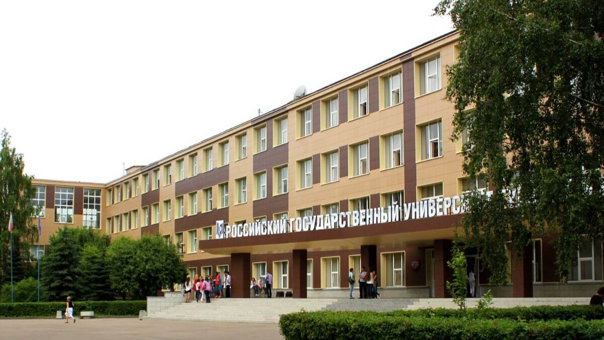 Khuôn viên rộng lớn của trường Đại học Du lịch và Dịch vụ Quốc gia Nga