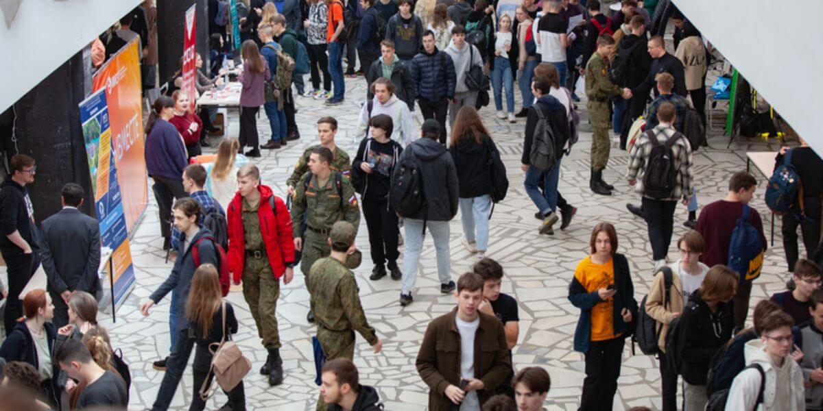 Những hoạt động ngoại khóa tại trường Đại học Nghiên cứu Quốc gia Công nghệ Điện tử