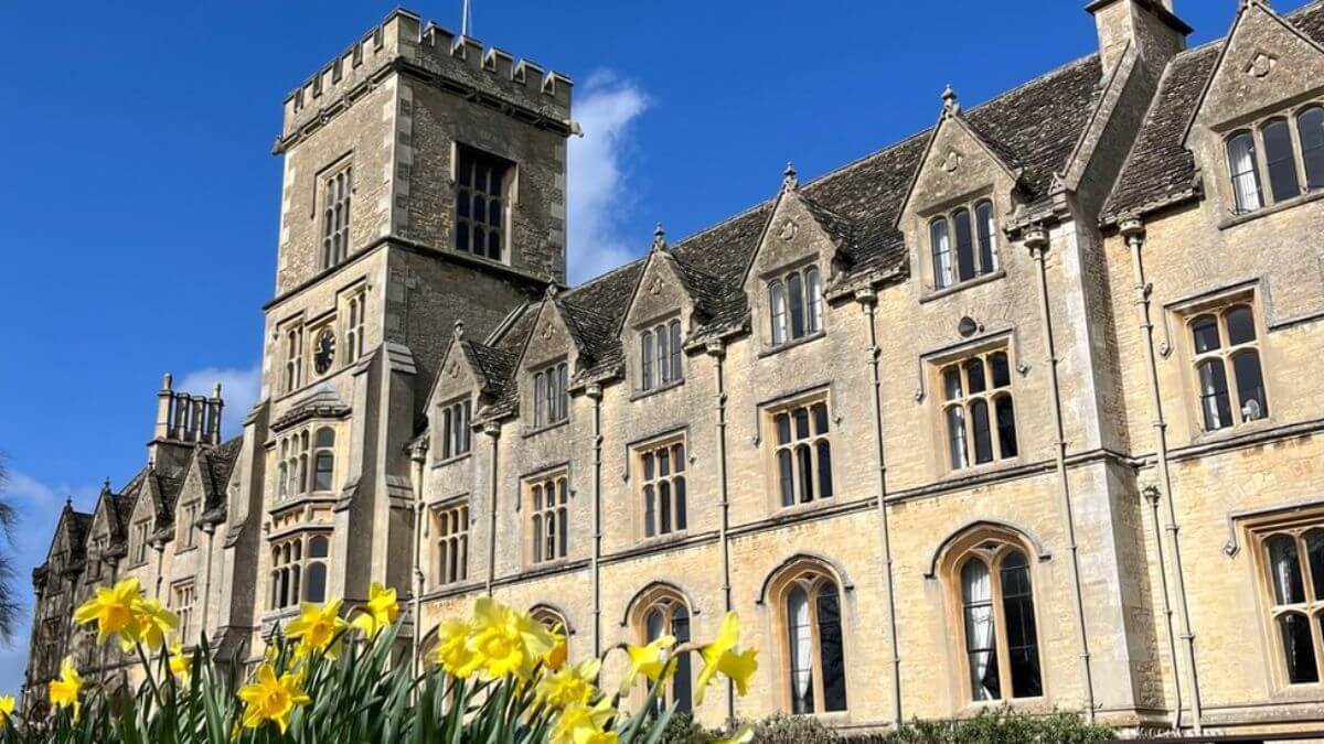 Khuôn viên mang đậm nét đẹp cổ kính của trường Đại học Nông nghiệp Hoàng gia