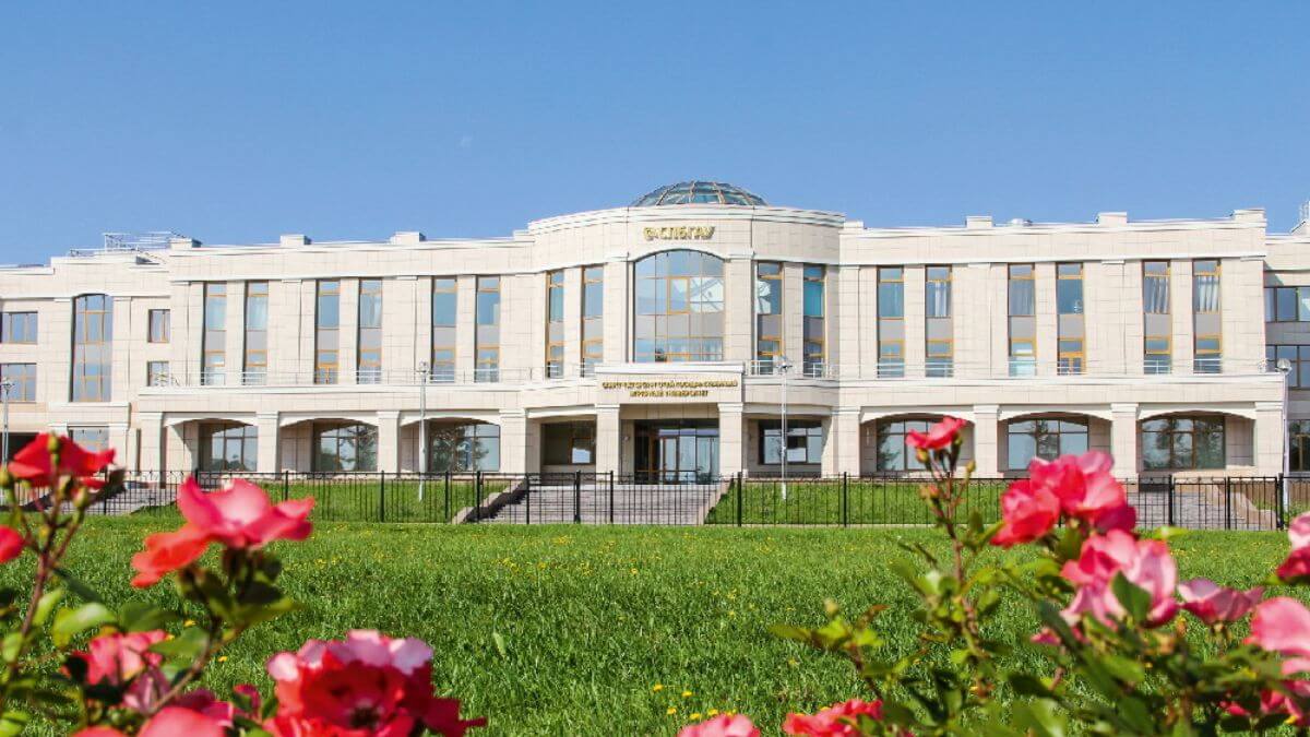 Khuôn viên xinh đẹp của trường Đại học Nông nghiệp Saint Petersburg