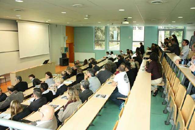 Các sinh viên tại trường Đại học Paris Nanterre luôn tích cực học tập và nghiên cứu