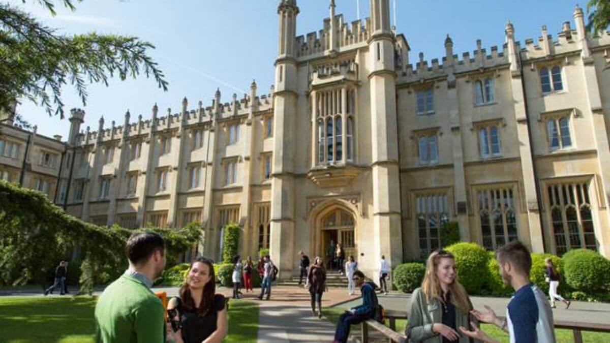 Các hoạt động họa tập tại Trường Đại học quốc tế Hoa Kỳ Richmond tại London khá đa dạng