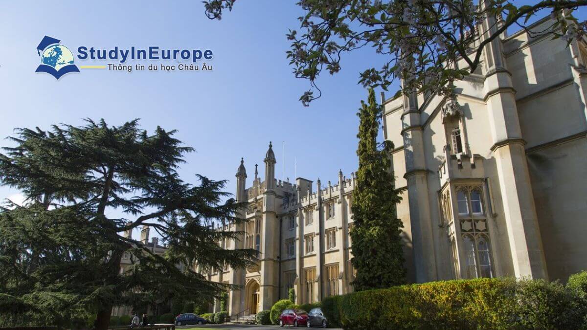 Review Trường Đại học quốc tế Hoa Kỳ Richmond tại London (Richmond, The American International University in London)