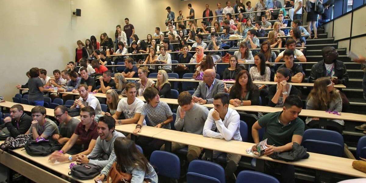 Nhiều sinh viên đều chọn học tập và nghiên cứu tại trường Đại học Tổng hợp Pau et Pays de l’Adour