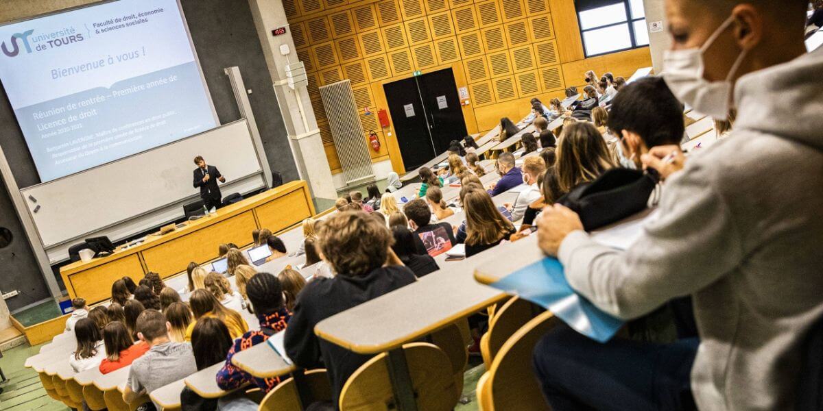 Các giảng viên trường Đại học Tours luôn đồng hành cùng sinh viên trên con đường học tập