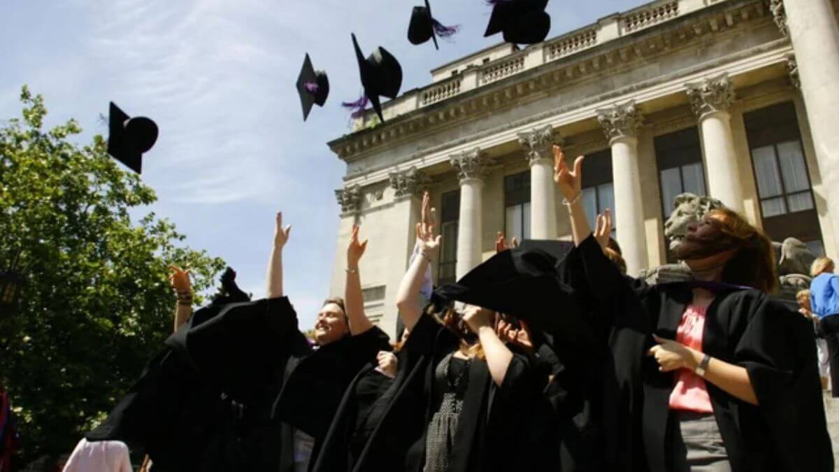 Trường Đại học Wales luôn đồng hành cùng sinh viên trên con đường học tập