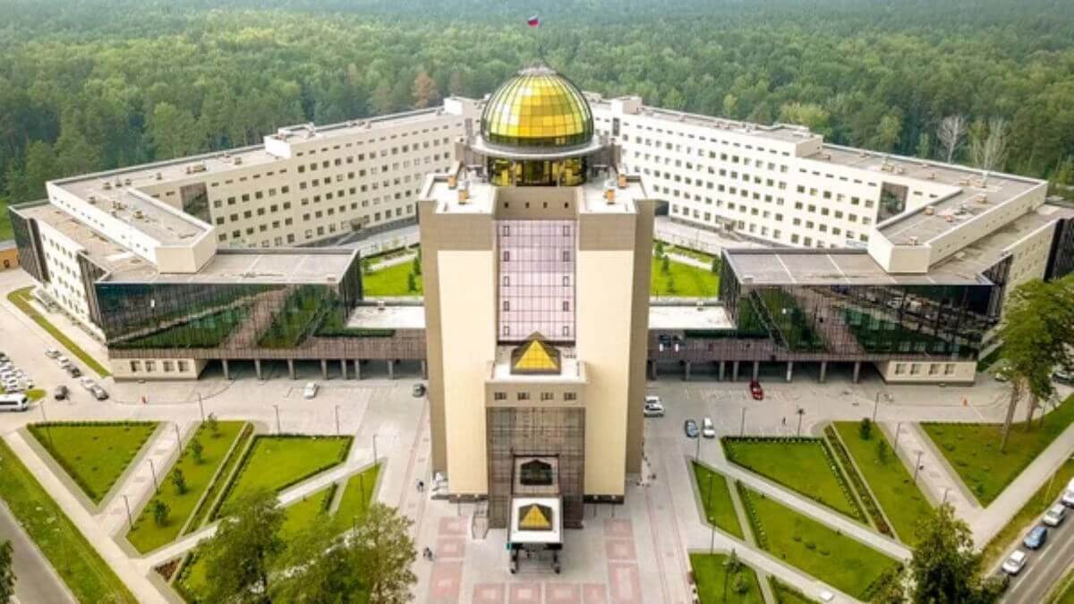 Khuôn viên rộng lớn của trường Đại học Y khoa Novosibirsk