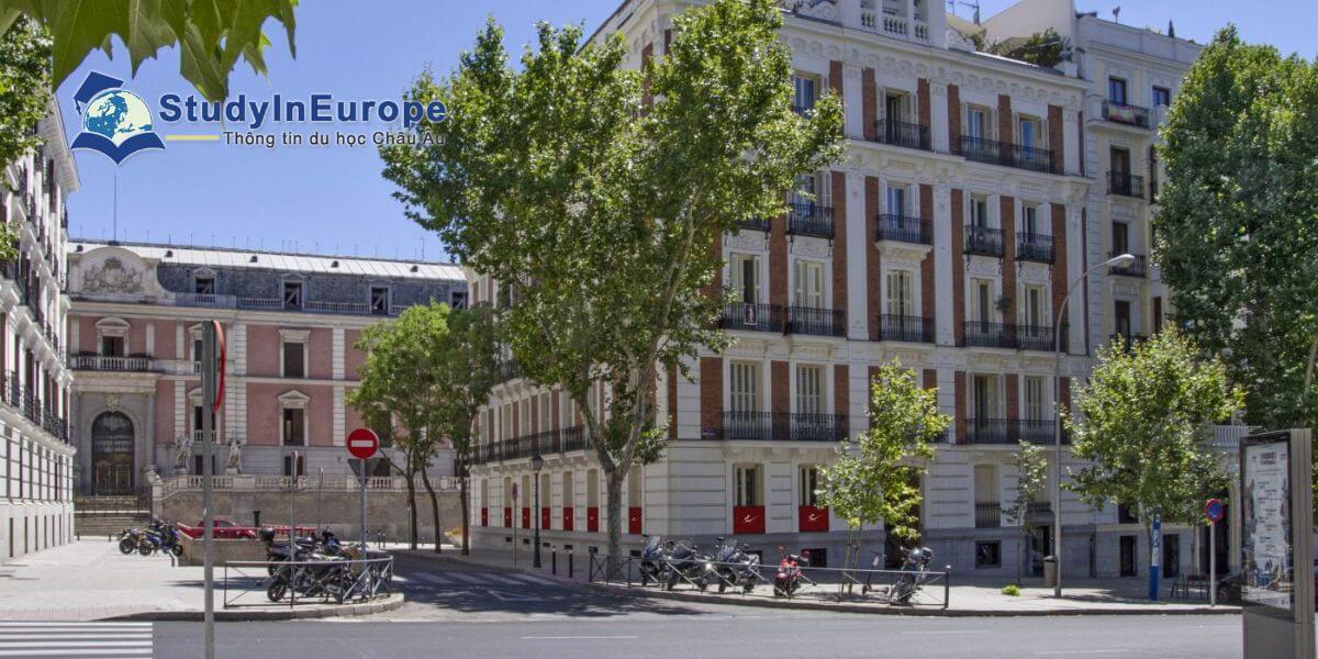 Review Trường Kinh tế châu Âu (European School of Economics)