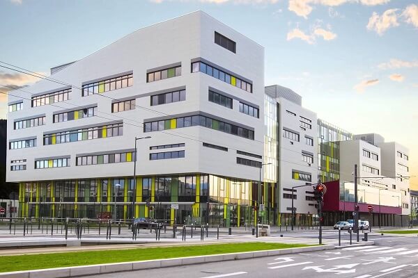 Khuôn viên hiện đại của trường Đại học Bách Khoa Grenoble