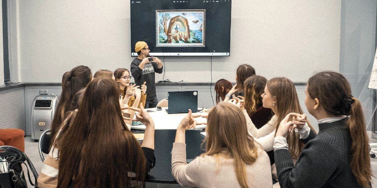 Các giảng viên của trường Đại học Công nghệ và Thiết kế Công nghiệp Saint Petersburg luôn hỗ trợ sinh viên trong quá trình học tập