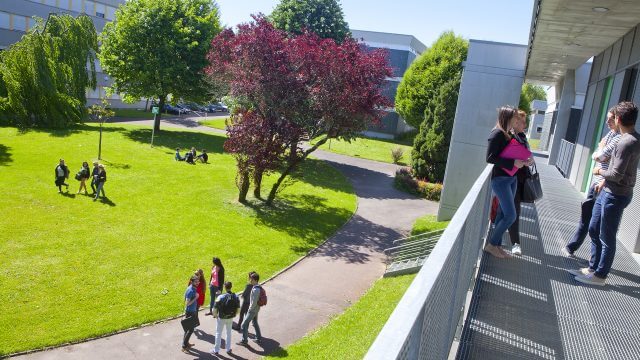 Khuôn viên xanh mát của trường Đại học Limoges