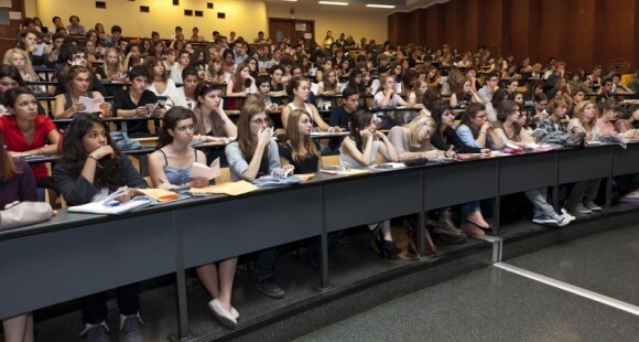 Nhiều sinh viên đã đến đăng ký học tập và nghiên cứu tại trường Đại học Sorbonne Nouvelle