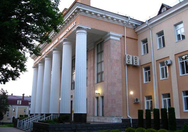 Khuôn viên mang nét đẹp cổ điển của trường Đại học Y khoa Stavropol