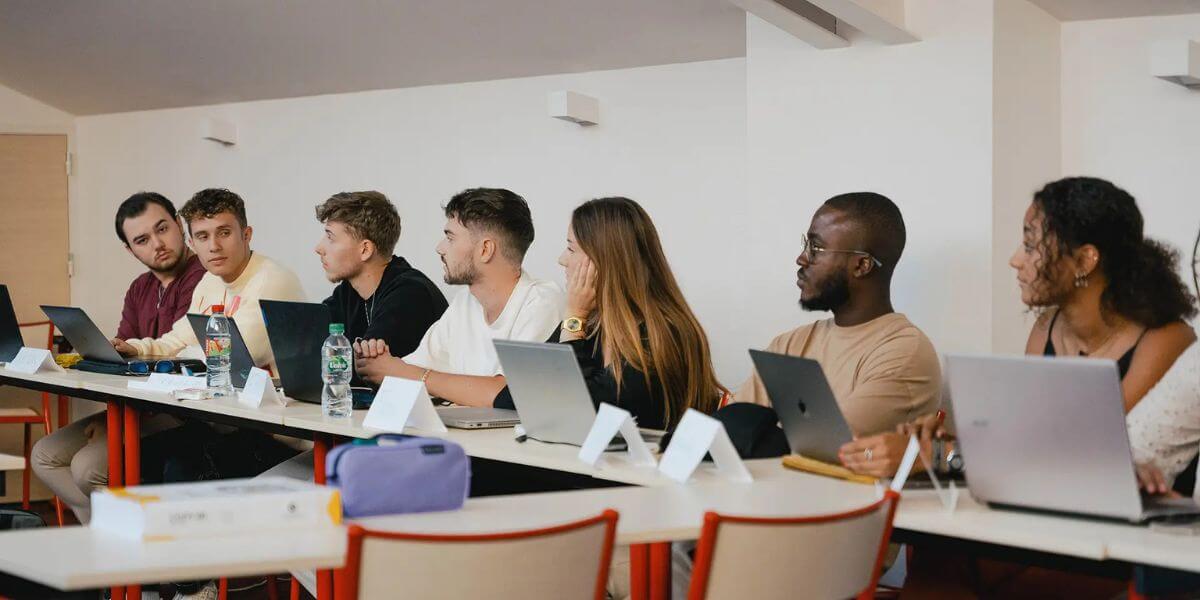 Trường kinh doanh ESSEC luôn chào đón mọi sinh viên đến học tập