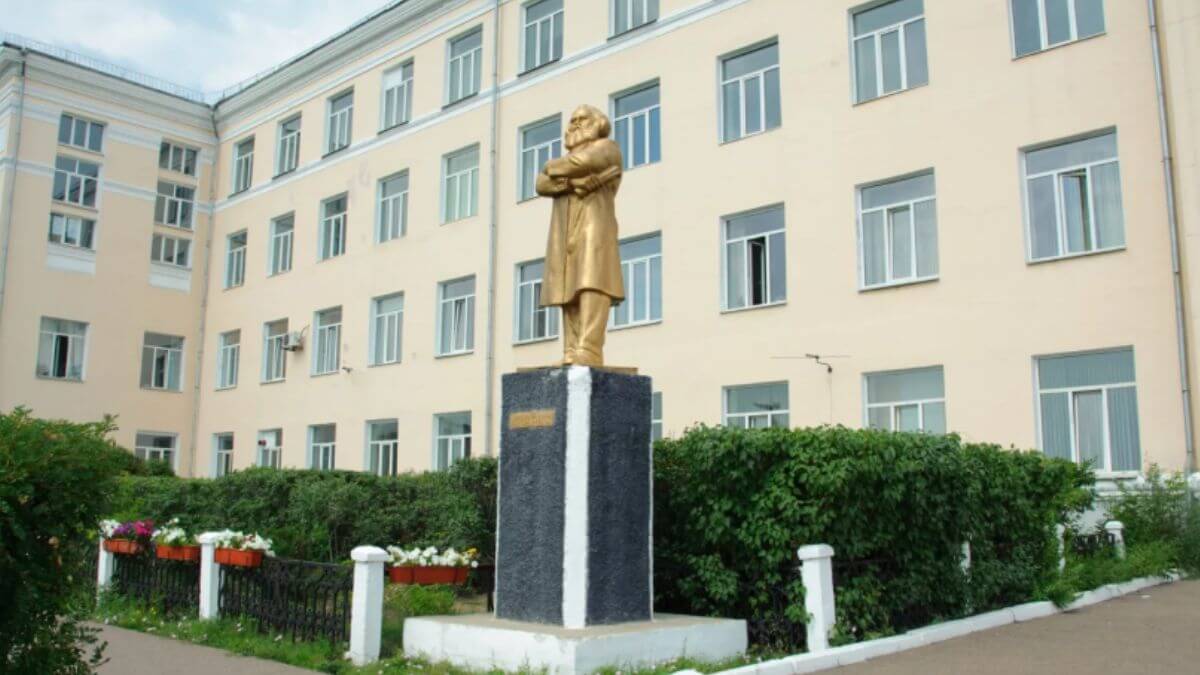 Khuôn viên rộng lớn của Học viện Nông nghiệp Buryat