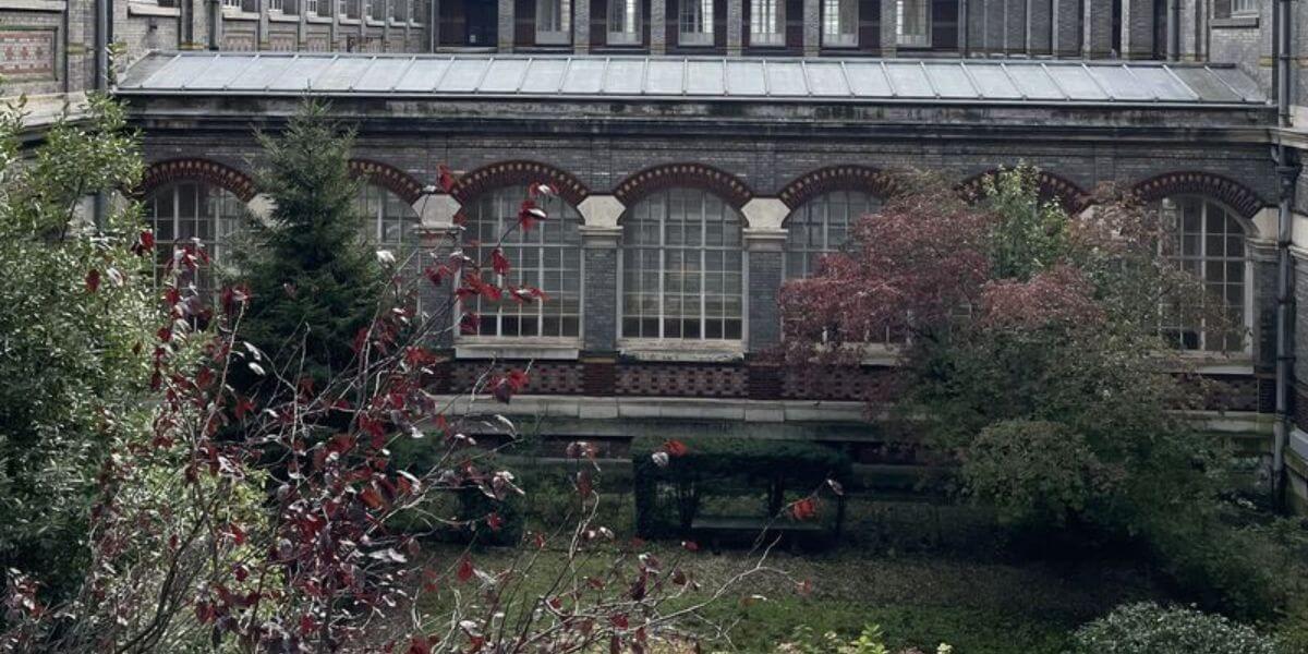 Khuôn viên mang nét đẹp cổ kính của trường Đại học Art et Métiers ParisTech