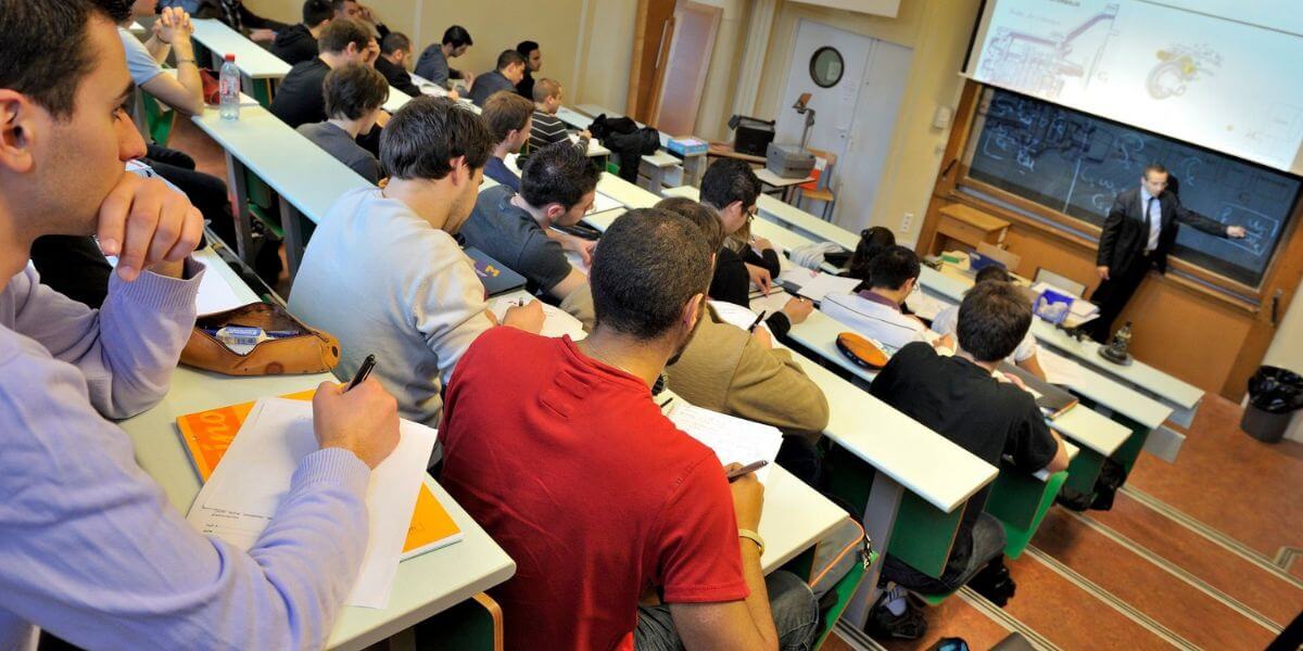 Sinh viên tích cực học tập tại trường Đại học Art et Métiers ParisTech