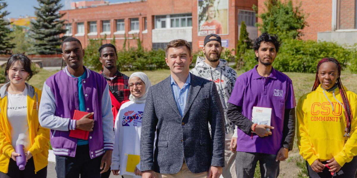 Trường Đại học bang Chelyabinsk luôn chào đón mọi sinh viên đến tham gia học tập và phát triển